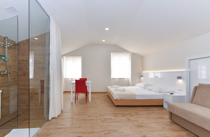 Idassa Atrium – Doppelbettzimmer mit zwei Extrabetten und Balkon